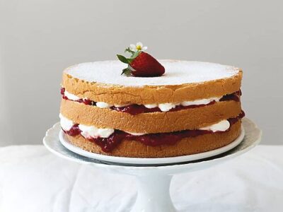 Mermelada de fresa con nata y bizcocho